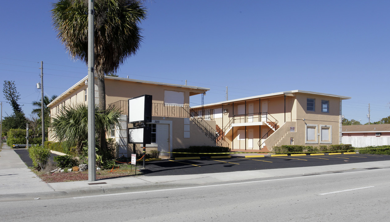 Broadway Apartments in West Palm Beach, FL - Building Photo