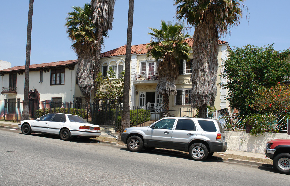 932 S Mariposa Ave in Los Angeles, CA - Building Photo