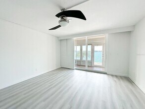 7910 Sun Island Dr S, Unit 105 in South Pasadena, FL - Foto de edificio - Building Photo