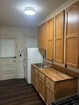 18243 Sloane Ave, Unit Apartment #1 Downstairs in Lakewood, OH - Building Photo