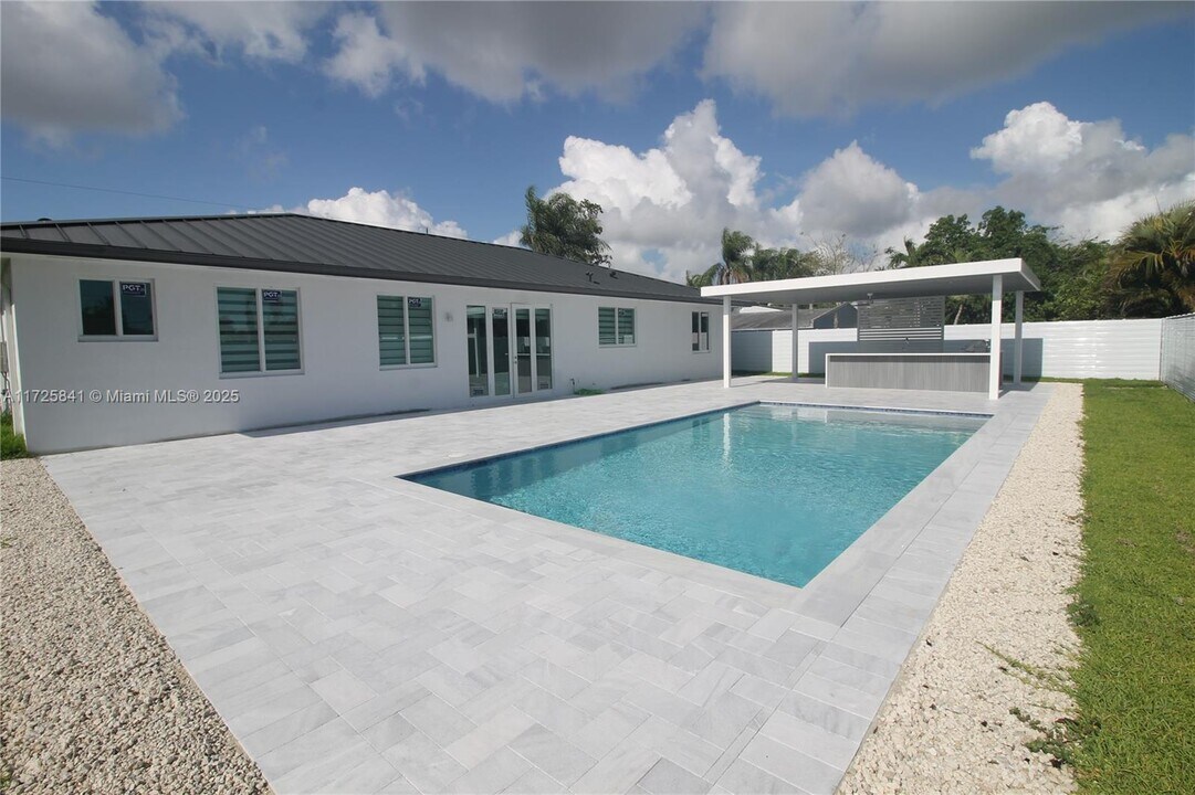 18071 SW 176th St in Miami, FL - Building Photo