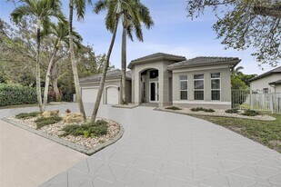 8006 N Savannah Cir in Davie, FL - Building Photo