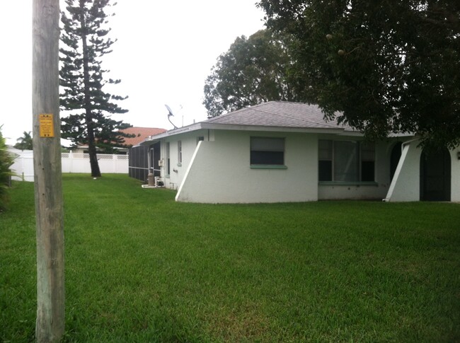 1027 SE 17th Pl in Cape Coral, FL - Building Photo - Building Photo