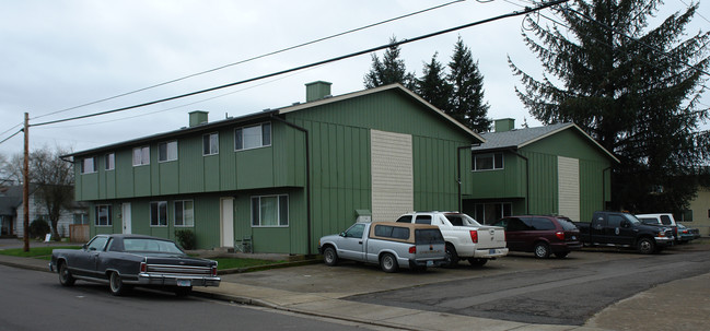 675-695 Cedar St in Junction City, OR - Foto de edificio - Building Photo