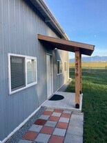 14275 Avon Allen Rd in Mount Vernon, WA - Building Photo