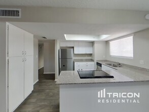 3771 W Dalphin Rd in Phoenix, AZ - Building Photo - Building Photo