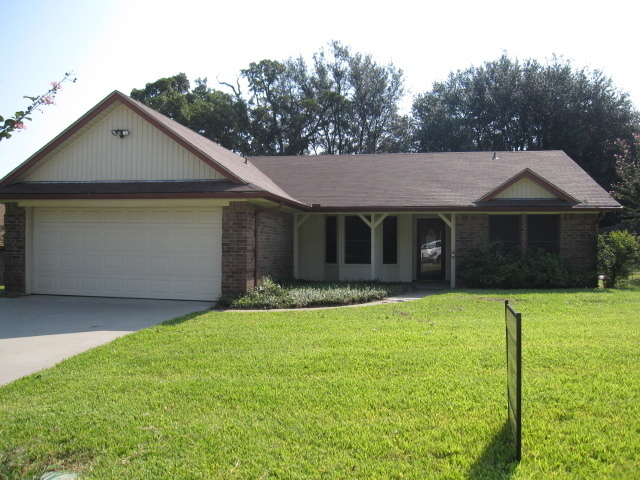 218 Guinevere Dr in Weatherford, TX - Building Photo