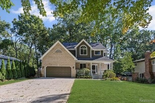 2475 Horace St in West Bloomfield Township, MI - Building Photo