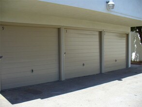 208 Avenue H-Unit -01 in Redondo Beach, CA - Building Photo - Building Photo
