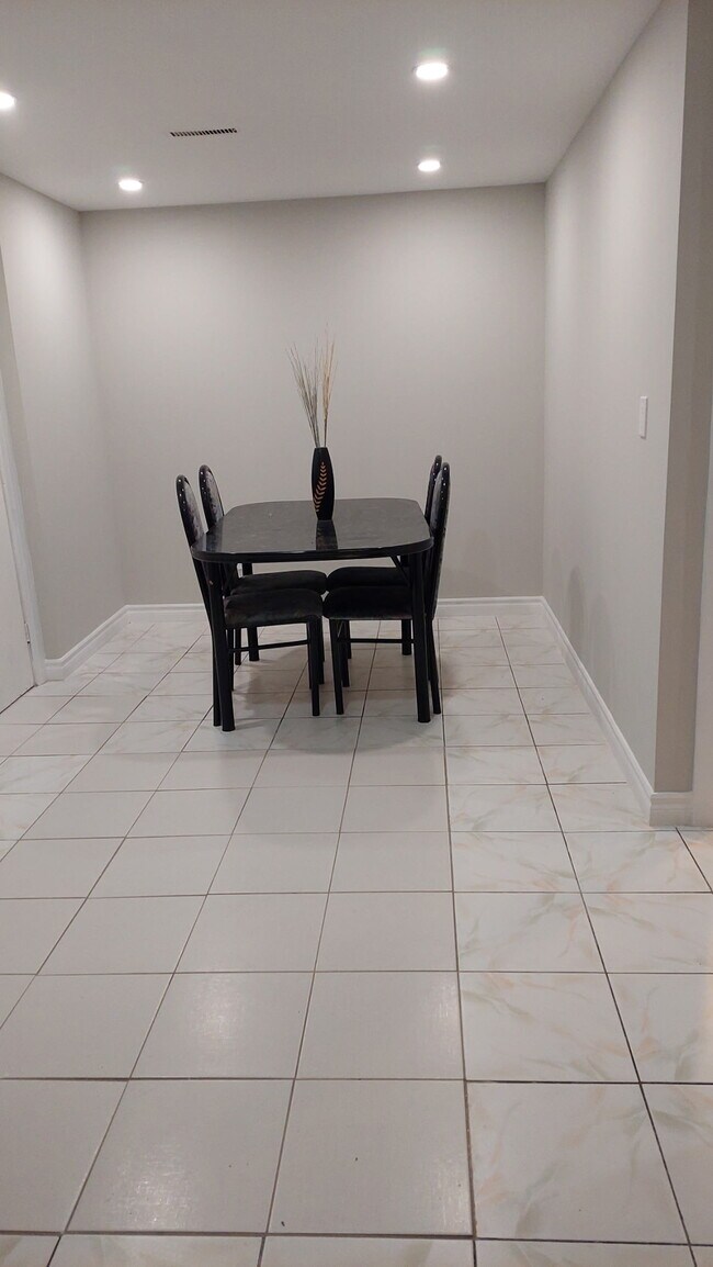 247 Hullmar Dr in Toronto, ON - Building Photo - Building Photo