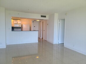 20335 W Country Club Dr, Unit 705 in Aventura, FL - Building Photo - Building Photo