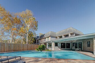 2234 S Piney Point Rd in Houston, TX - Building Photo - Building Photo