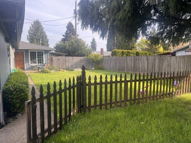 667 Tipton Ave in Eugene, OR - Building Photo - Building Photo