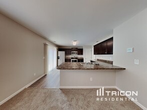 4438 Oak Pointe Dr in Winston-Salem, NC - Foto de edificio - Building Photo