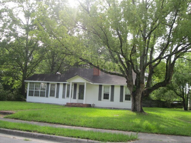 107 N Church St in Glennville, GA - Foto de edificio