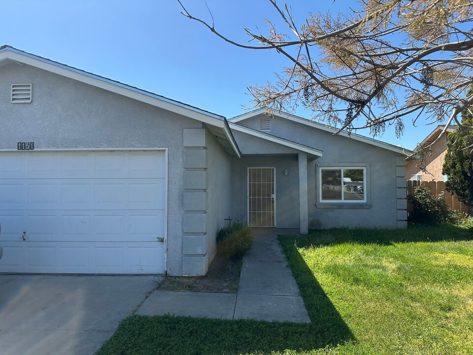 1151 Almador Terrace in Atwater, CA - Foto de edificio