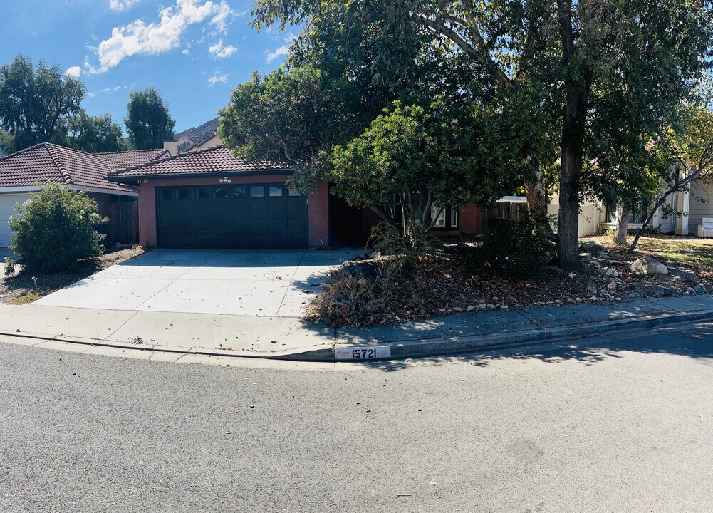 15721 Shadow Mountain Ln in Lake Elsinore, CA - Foto de edificio