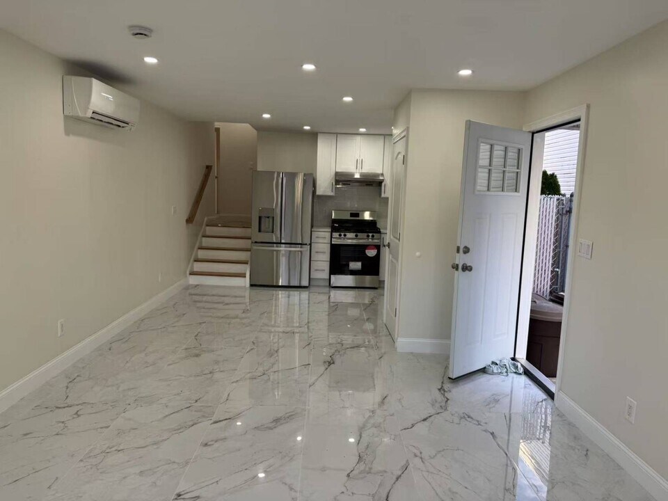 153 Serrell Ave in Staten Island, NY - Building Photo