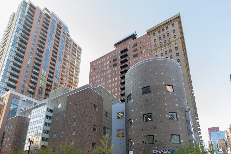 40 E 9th St, Unit 707 in Chicago, IL - Building Photo