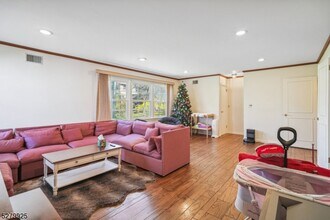 8 Mounthaven Dr in Livingston, NJ - Building Photo - Building Photo