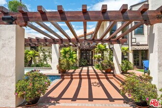 2528 Angelo Dr in Los Angeles, CA - Building Photo - Building Photo