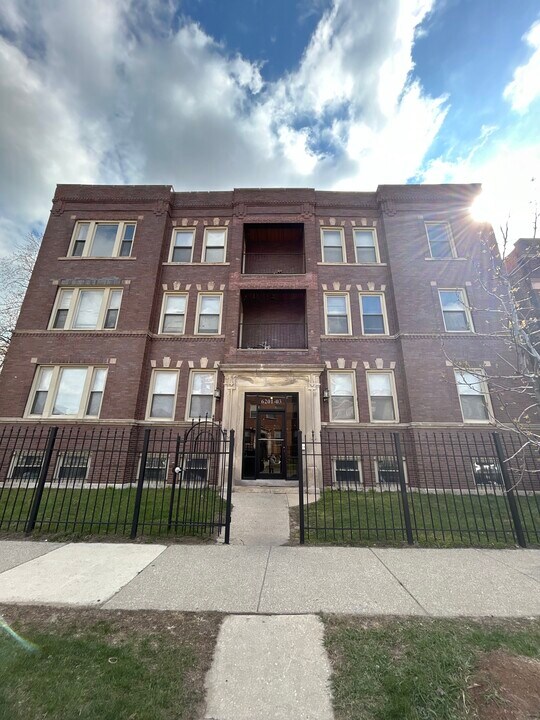 641 E 62nd St, Unit 3E in Chicago, IL - Building Photo