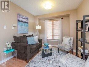 30 Deerwood Crescent in Richmond Hill, ON - Building Photo - Building Photo