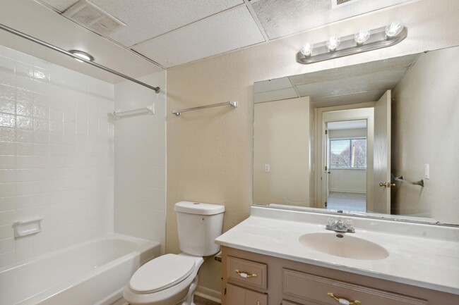 5564 Heatherdowns Blvd in Toledo, OH - Building Photo - Building Photo