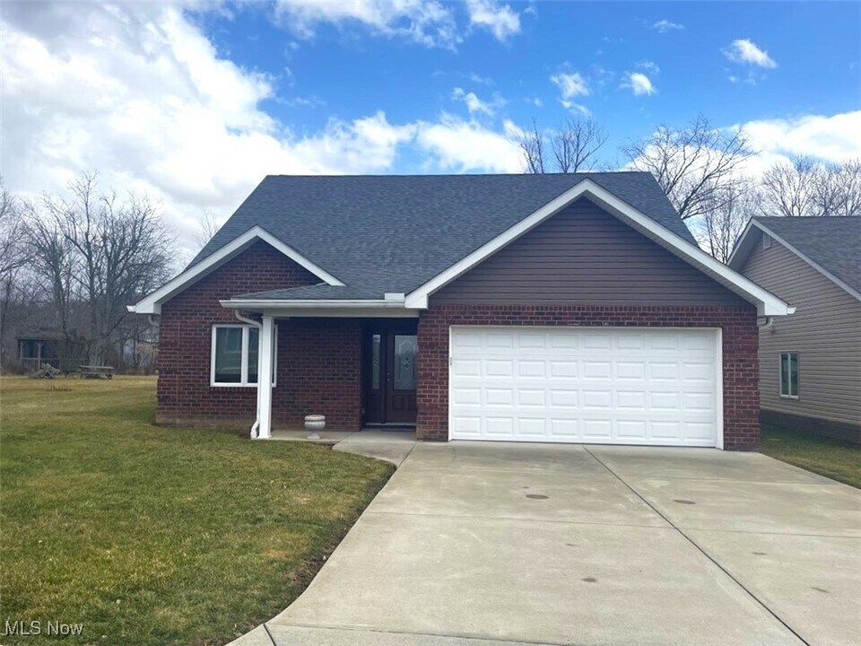 41 Bella Vista Dr in Colliers, WV - Building Photo