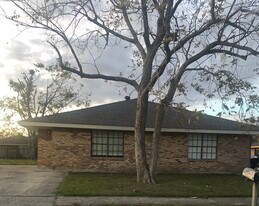 315 Meadows Dr in Destrehan, LA - Building Photo