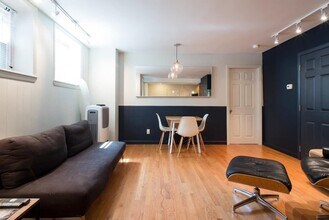 35 Thatcher St, Unit 2 in Brookline, MA - Building Photo - Building Photo
