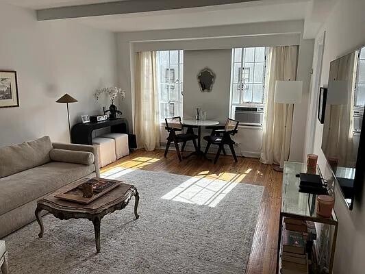 353 W 56th St in New York, NY - Building Photo