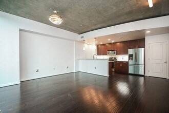 5925 Almeda Rd in Houston, TX - Building Photo - Building Photo