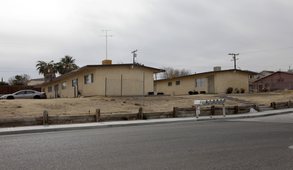 180 E Grace St in Barstow, CA - Building Photo