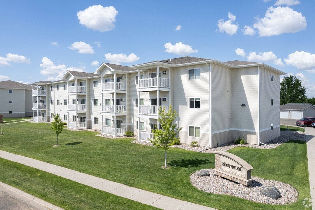 Southwood Apartments in Minot, ND - Building Photo