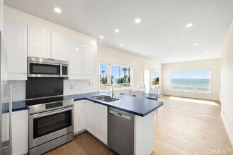 376 Cliff Dr, Unit D in Laguna Beach, CA - Foto de edificio - Building Photo