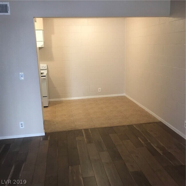 605 S Royal Crest Cir, Unit 4 in Las Vegas, NV - Building Photo - Building Photo