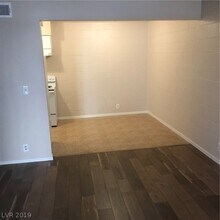 605 S Royal Crest Cir, Unit 4 in Las Vegas, NV - Building Photo - Building Photo