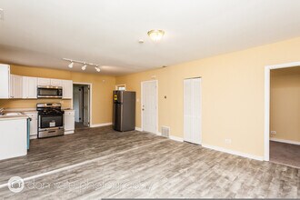 1022 W Fry St, Unit CH2 in Chicago, IL - Building Photo - Building Photo