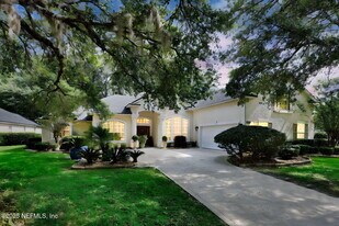 526 Oakmont Dr in Orange Park, FL - Building Photo