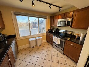 208 Holland St in Somerville, MA - Foto de edificio - Building Photo