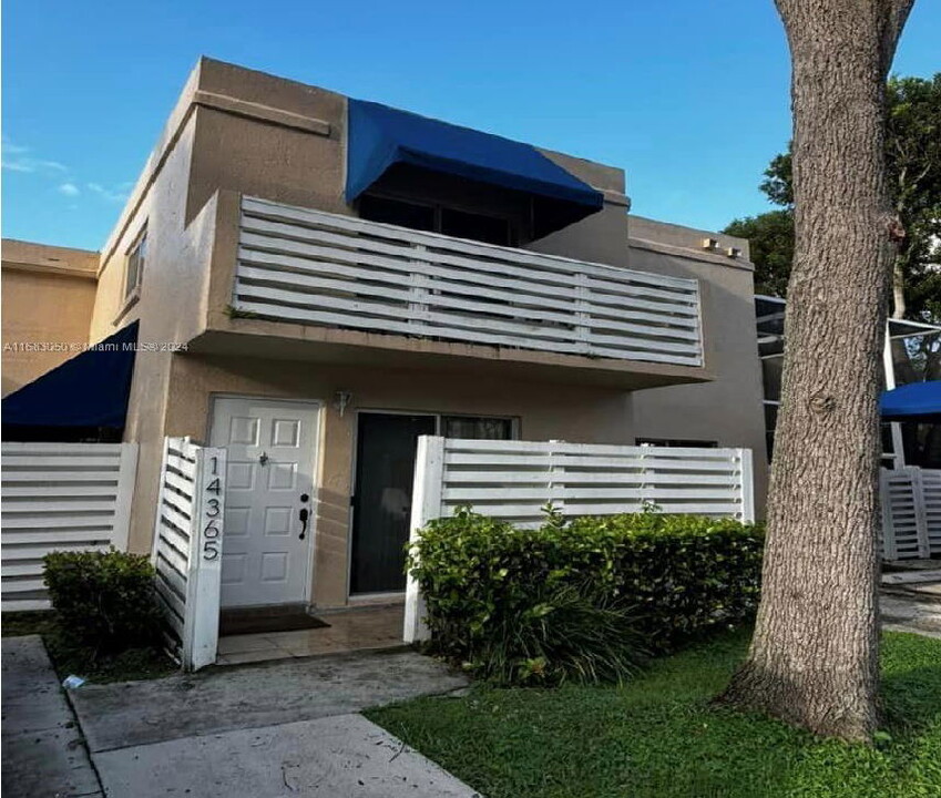 14365 SW 97th Ln in Miami, FL - Building Photo