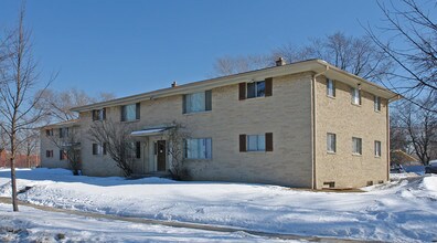 8215-8223 W Medford Ave in Milwaukee, WI - Foto de edificio - Building Photo