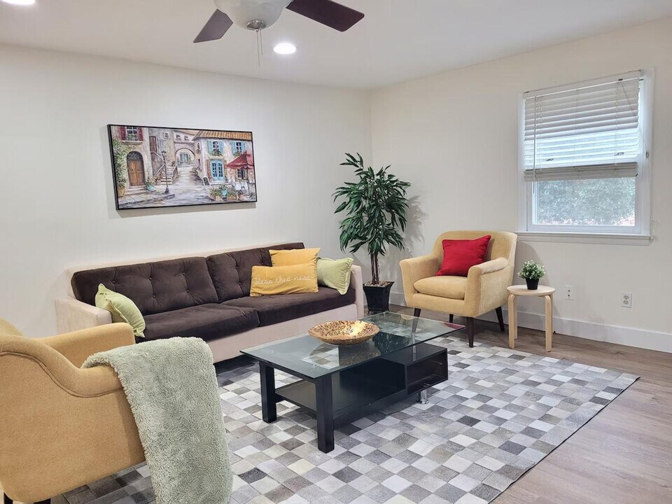 2017 Woodford Rd, Unit SI ID1473420P in Vienna, VA - Foto de edificio