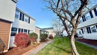 4 Persimmon Ln in Glastonbury, CT - Building Photo