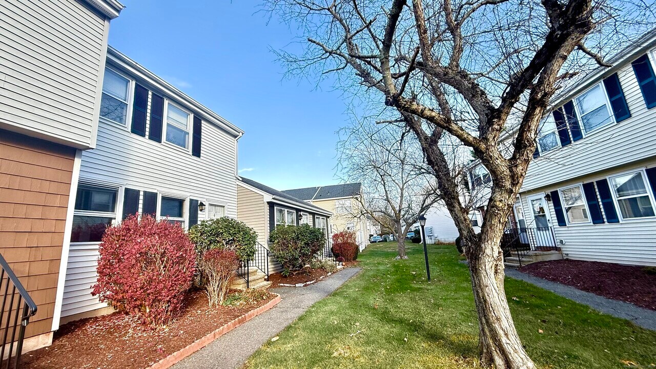 4 Persimmon Ln in Glastonbury, CT - Building Photo