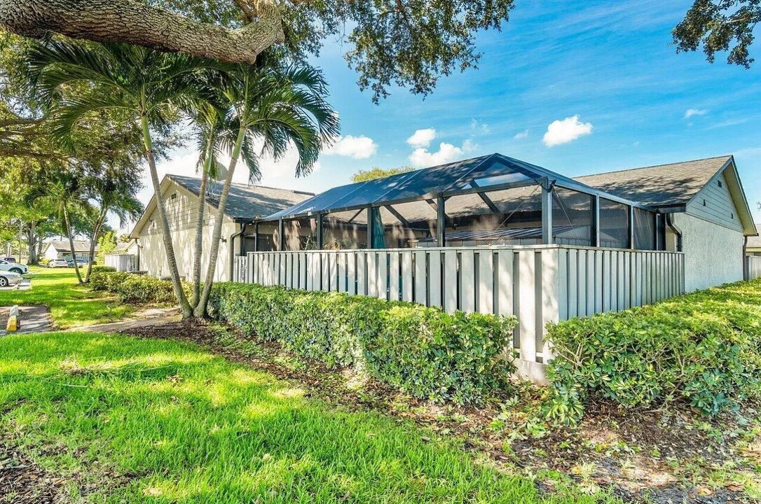 1433 Captains Walk in Fort Pierce, FL - Foto de edificio