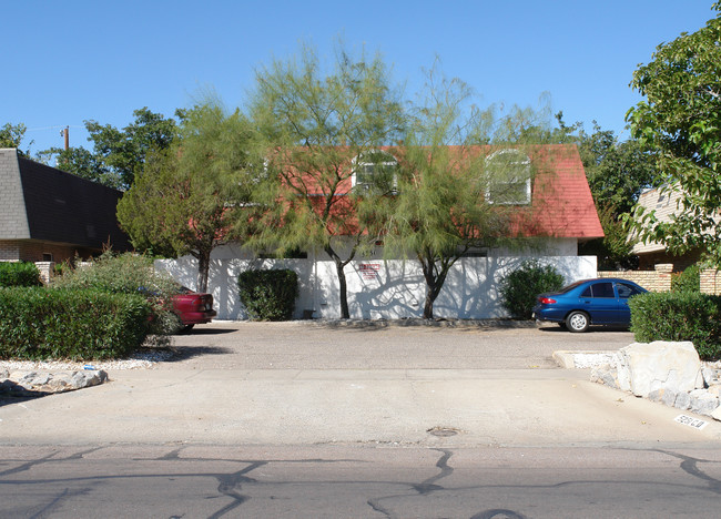 5251 Fairbanks Dr in El Paso, TX - Building Photo - Building Photo