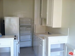 607 S Dunsmuir Ave in Los Angeles, CA - Building Photo - Building Photo