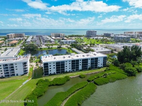 3165 N Atlantic Ave in Cocoa Beach, FL - Foto de edificio - Building Photo